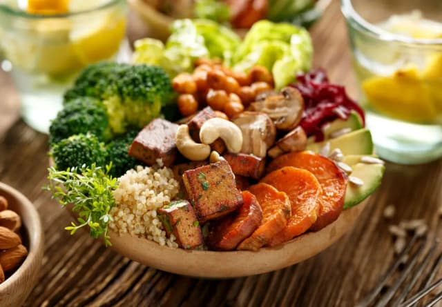 Jak zbilansować dietę wegetariańską, aby uniknąć niedoborów składników? Jak zbilansować dietę wegetariańską, aby uniknąć niedoborów składników?