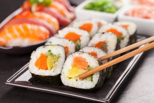 Ile kalorii ma sushi wegetariańskie? Zaskakujące wartości kaloryczne Ile kalorii ma sushi wegetariańskie? Zaskakujące wartości kaloryczne